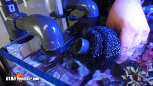 Manually insert the defoaming device to the skimmer's output. 