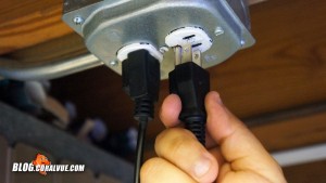 While holding the airline kinked, connect the pump to the wall outlet.